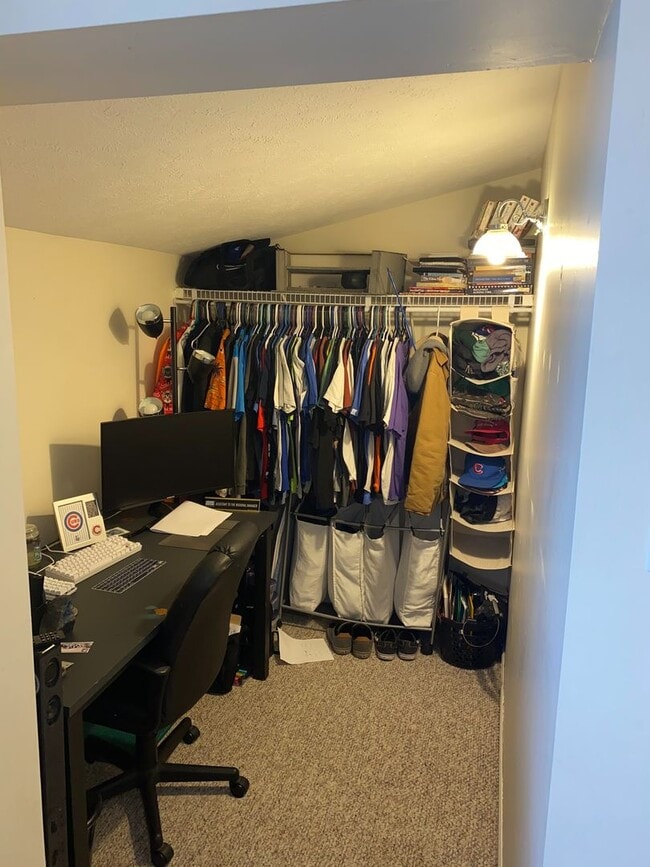 Building Photo - 4 Bedroom Duplex. Close to Campus and Down...