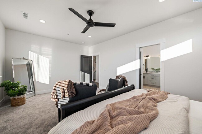 Building Photo - Generational suite w/separate entrance!