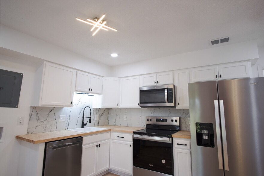 Building Photo - 106 Woodhouse Ln