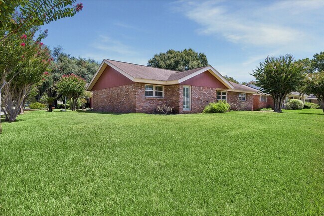 Building Photo - 3630 Latma Dr