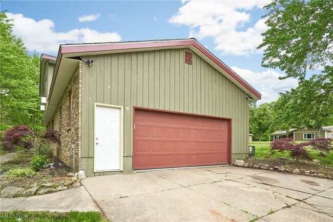 Building Photo - 2635 Martin Rd