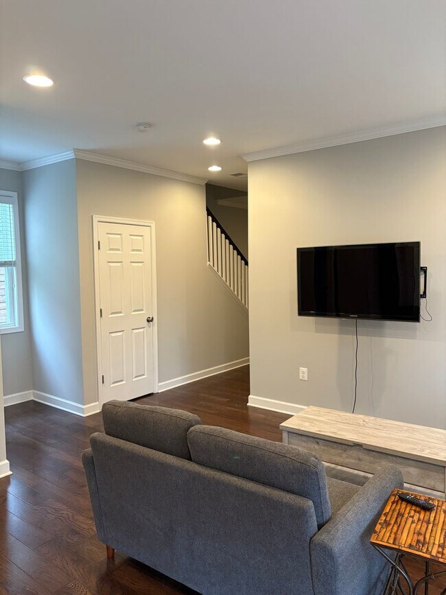 Building Photo - Beautiful Home Conveniently Located in Alexandria w/ Lower Level Suite