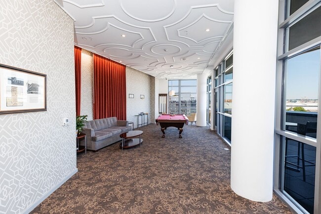 Building Photo - Spacious PENTHOUSE unit has it all! Light filled 1BR/1BA + DEN condo
