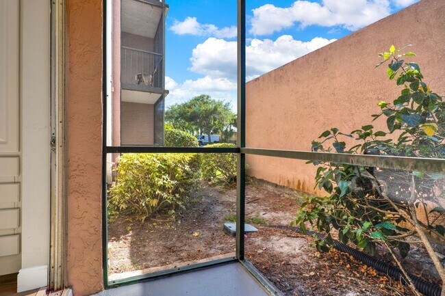 Building Photo - Newly Renovated ~ Ground Floor Condo in th...