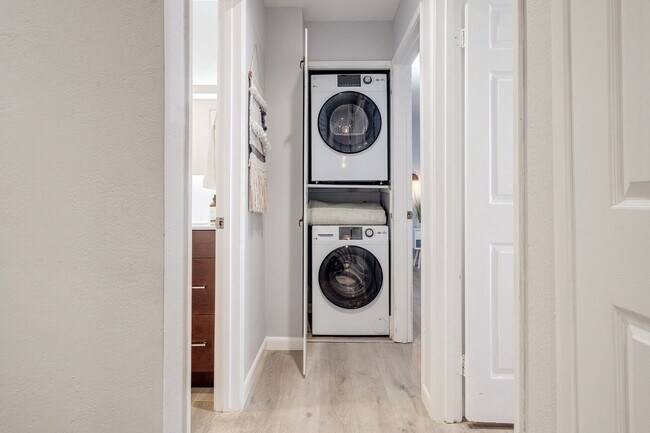 Building Photo - Advent - Low Deposit W/ Laundry & Parking!