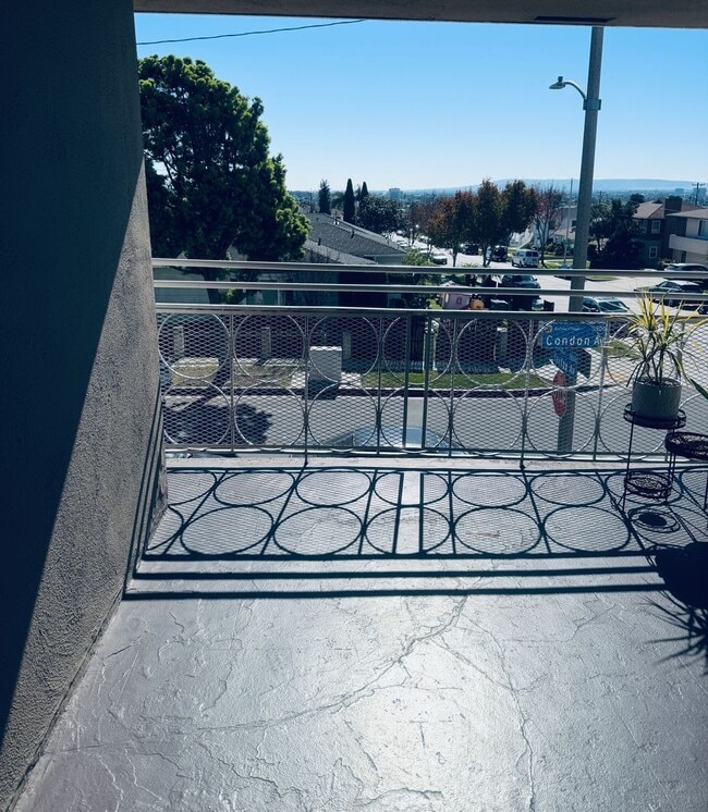 Building Photo - 310