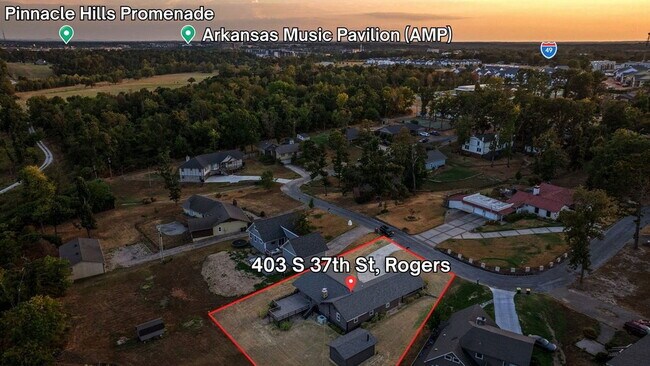 Building Photo - Ranch-Style Home Near the Razorback Greenway