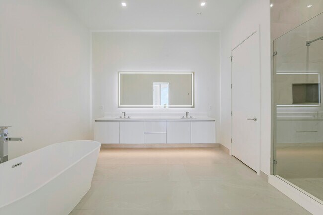 Building Photo - 220 Lake Shore Dr