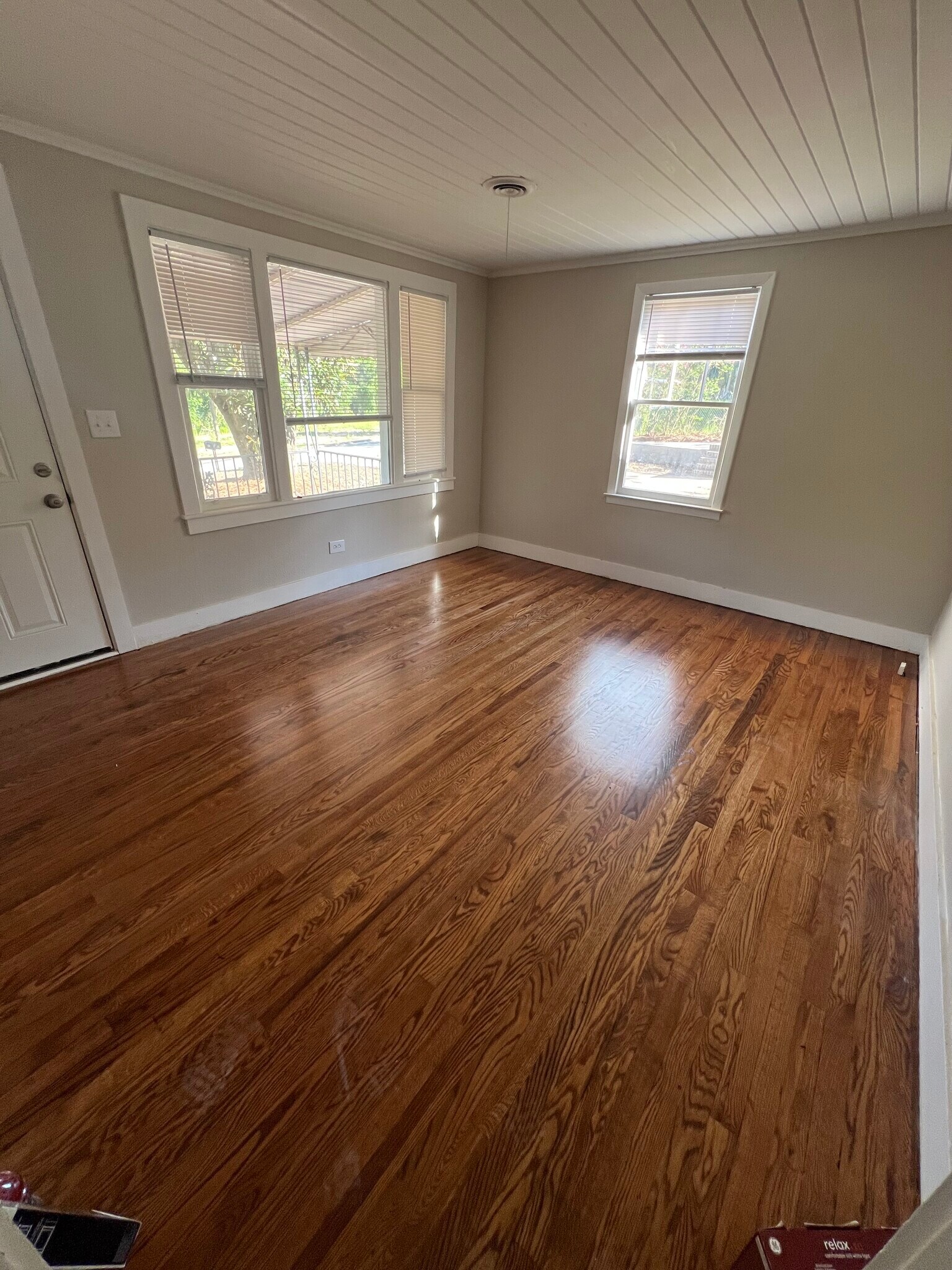 Den - 323 Sally Dr