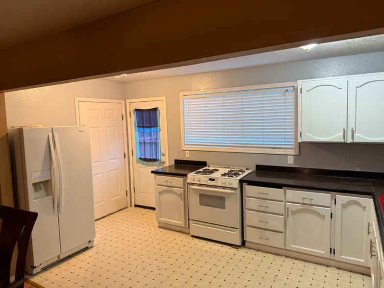 Building Photo - 17609 SE Stark St