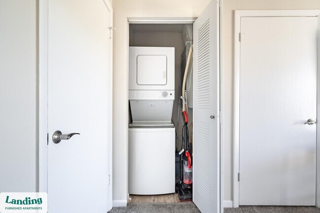 Building Photo - 1000 Palm Pl Dr NE