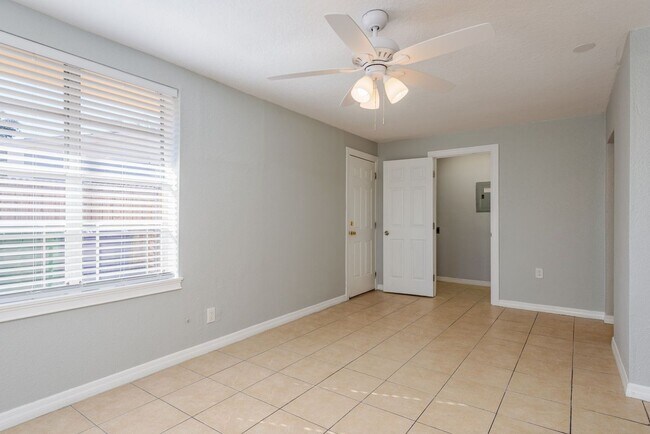 Building Photo - Renovated Home near the Beaches