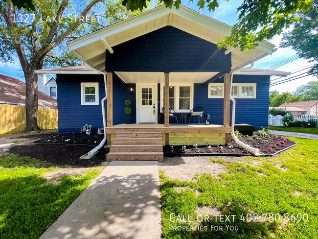 Primary Photo - 1327 Lake St