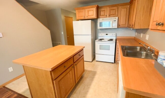 Building Photo - Spacious 2-story townhouse with extra gara...