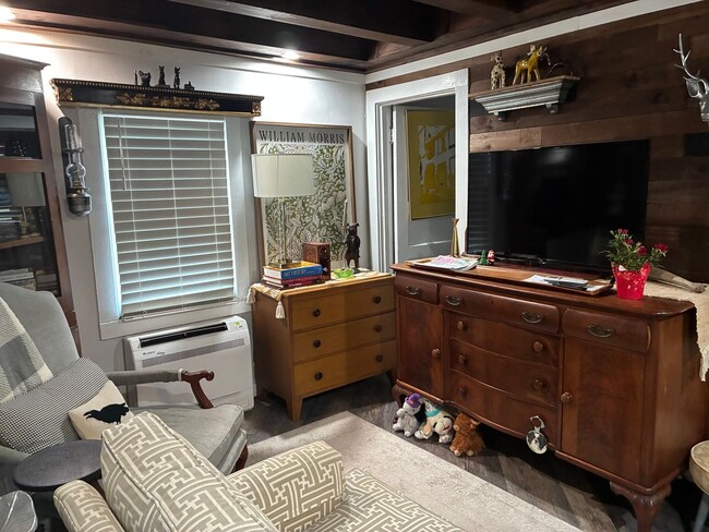 Building Photo - Adorable Tiny Home in the heart of Williamsburg literally steps to W&M Law School Available 3/1/26