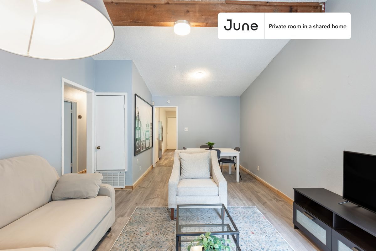 Building Photo - Room in Shared 3 bed/1.5 bath home