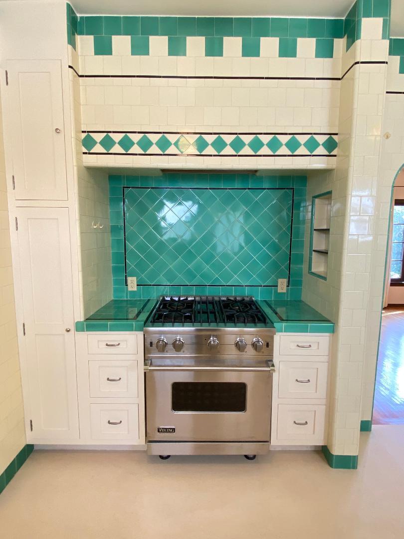 KITCHEN RANGE - 1841 Kelton Ave