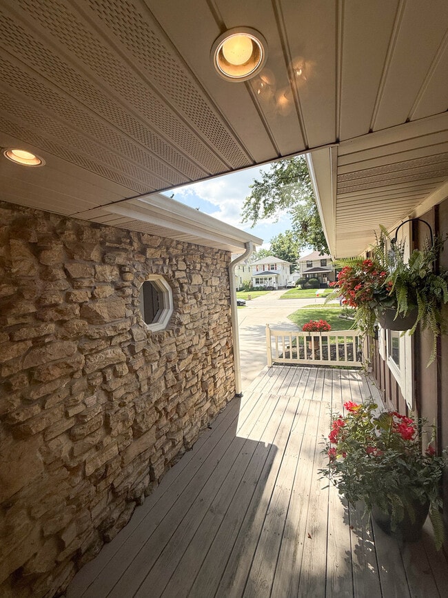 Building Photo - 557 Hardin Ave