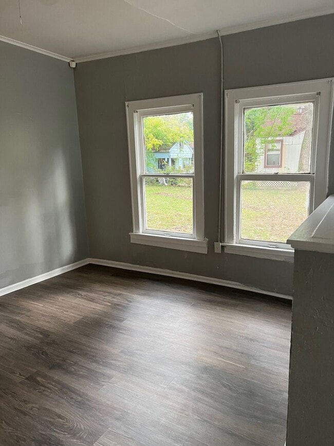 Building Photo - Large 4 Bedrooms 2 Bathrooms