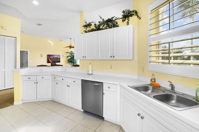 Building Photo - Triano Seasonal Condo for Rent