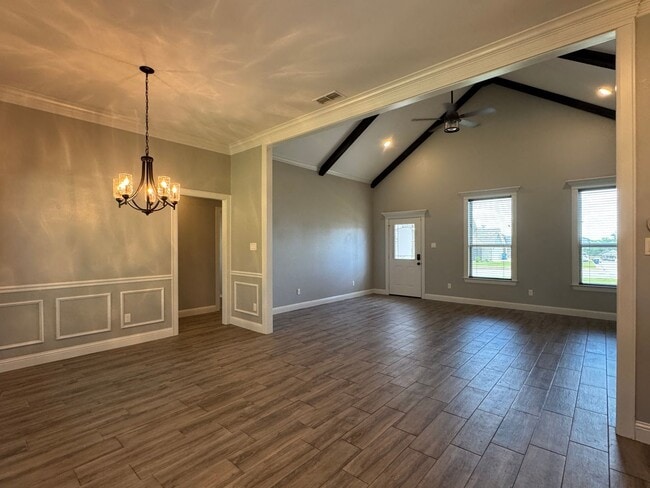 Building Photo - 205 Meadow Ln