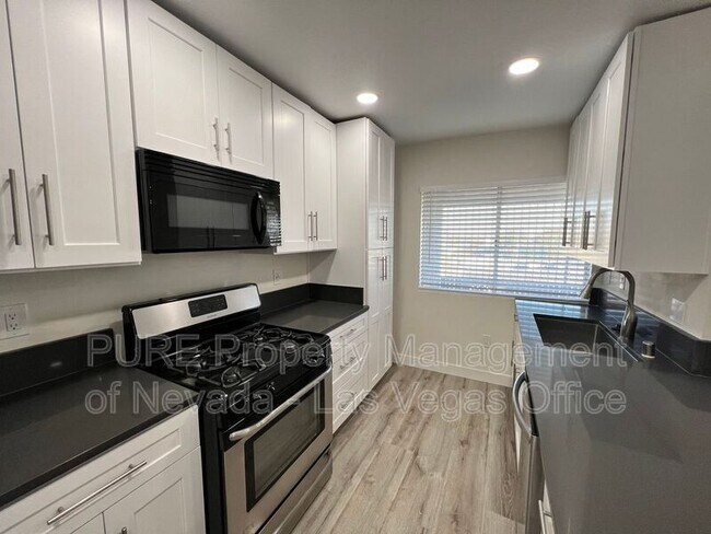 Building Photo - 1405 E Vegas Valley Dr