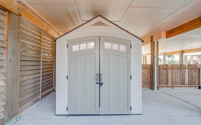 Building Photo - 1705 Bayway Dr