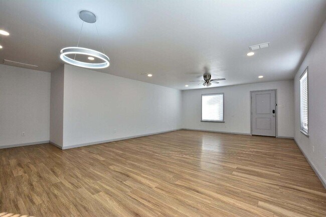 Building Photo - 1211 N Essex Ave