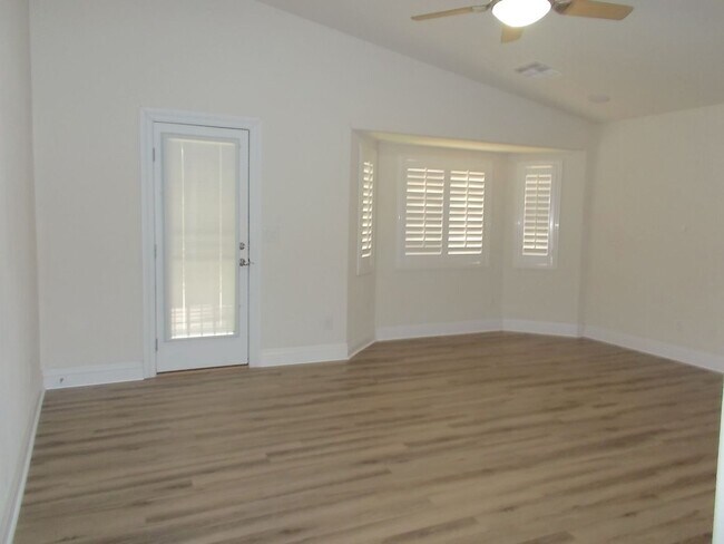 Building Photo - Stunning 4-Bedroom Ranch-Style Rental with...
