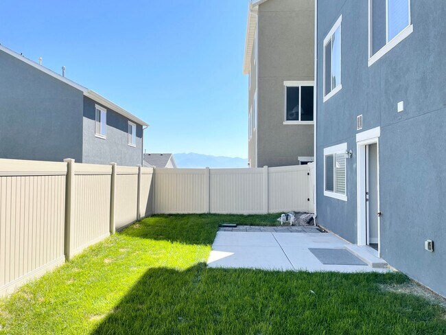 Building Photo - HOLIDAY MOVE IN SPECIAL!