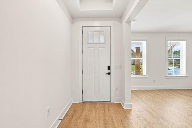 Building Photo - 3084 Claredon St