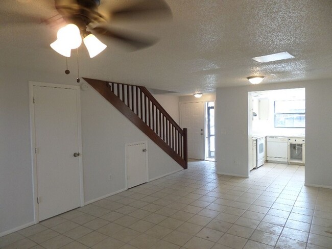 Building Photo - Spacious 2bdrm/1.5bath Townhome ** Ready N...