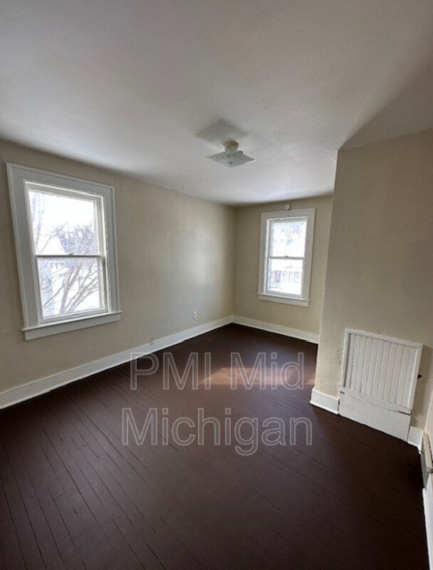 Building Photo - 820 E 3rd St