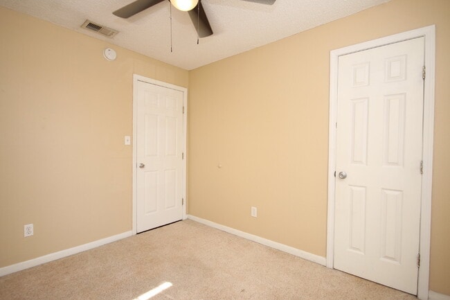 Building Photo - Move-in Ready Spacious & Pet-Friendly 3/2 ...