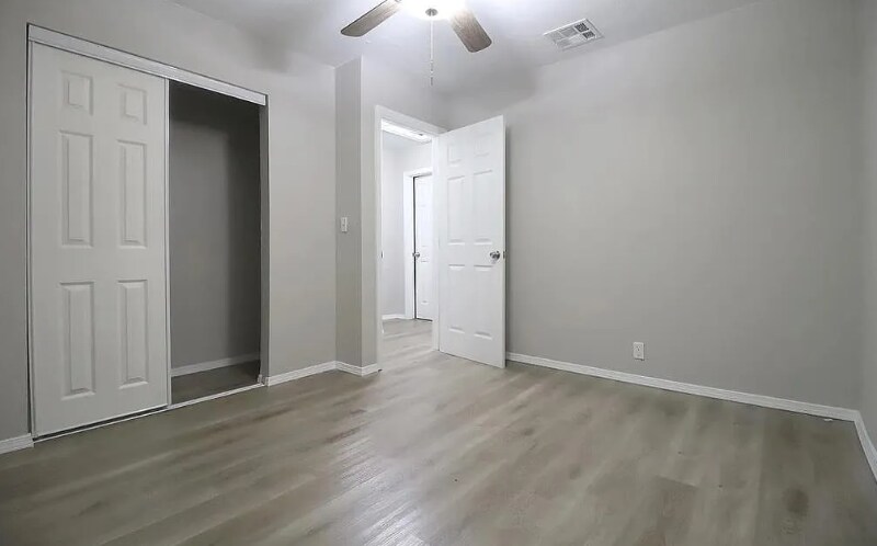 Building Photo - 5202 N Rockwell Ave