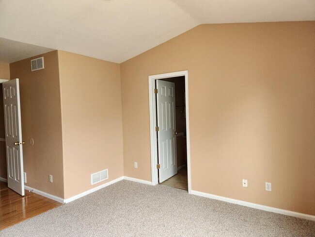 Building Photo - 3 Bedroom 2 full bathrooms in Brighton