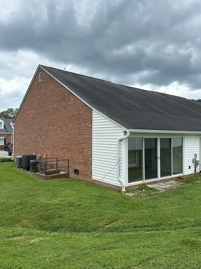Building Photo - 2 Bedroom / 2 Bath Brick Condo - Bristol, TN