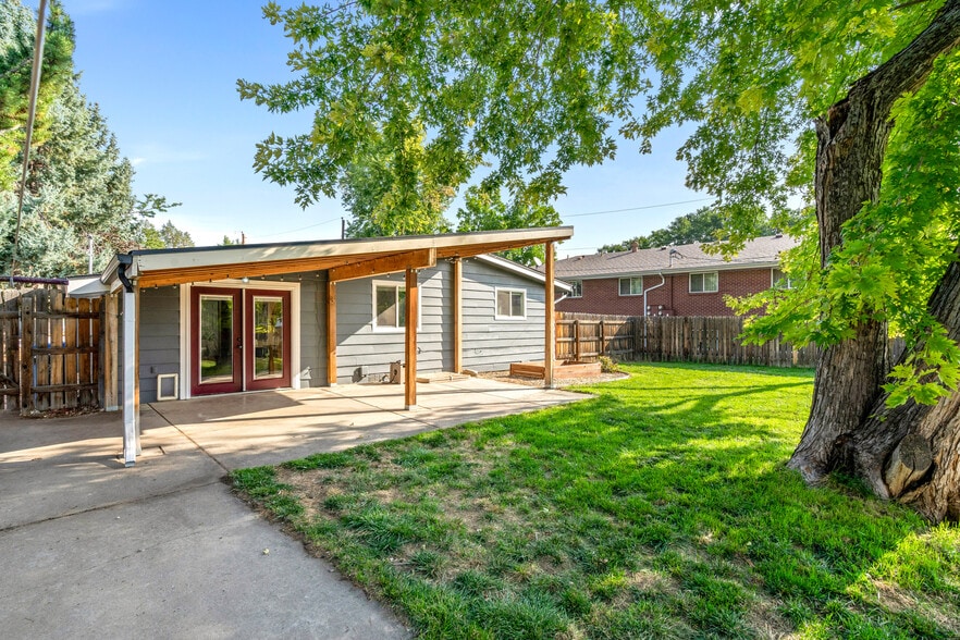 Building Photo - 1204 W 10th St