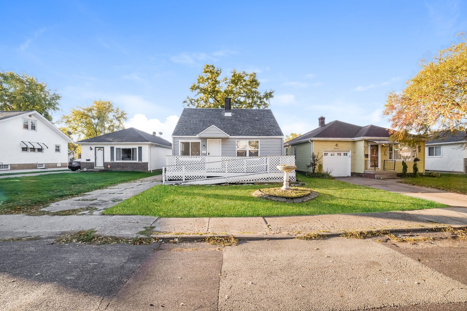 Building Photo - 908 E Maywood Ave