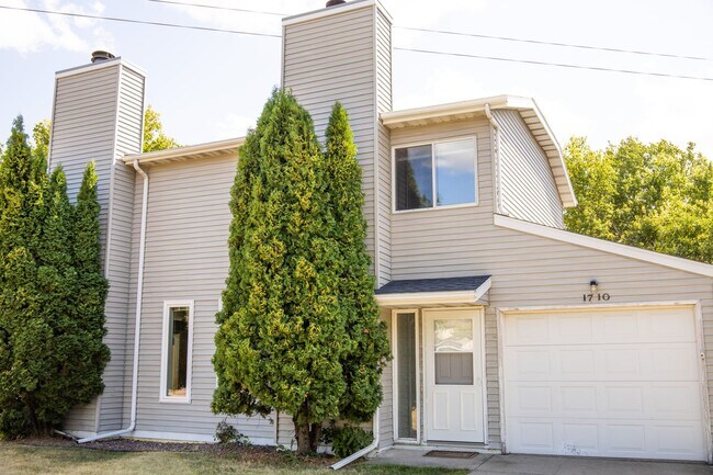 Building Photo - 1708 20th Ave S