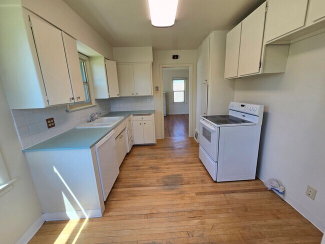 Building Photo - Beautiful North Side Home! Available Now!