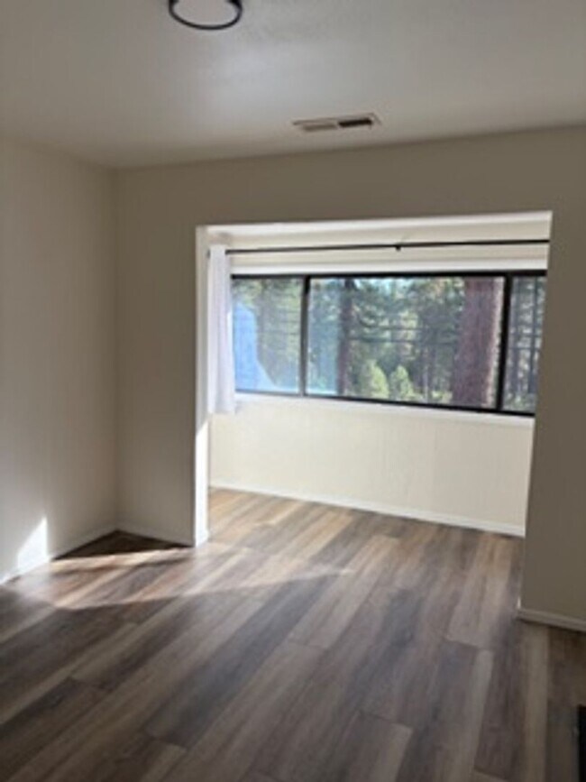 Building Photo - Northwood Estate Charmer