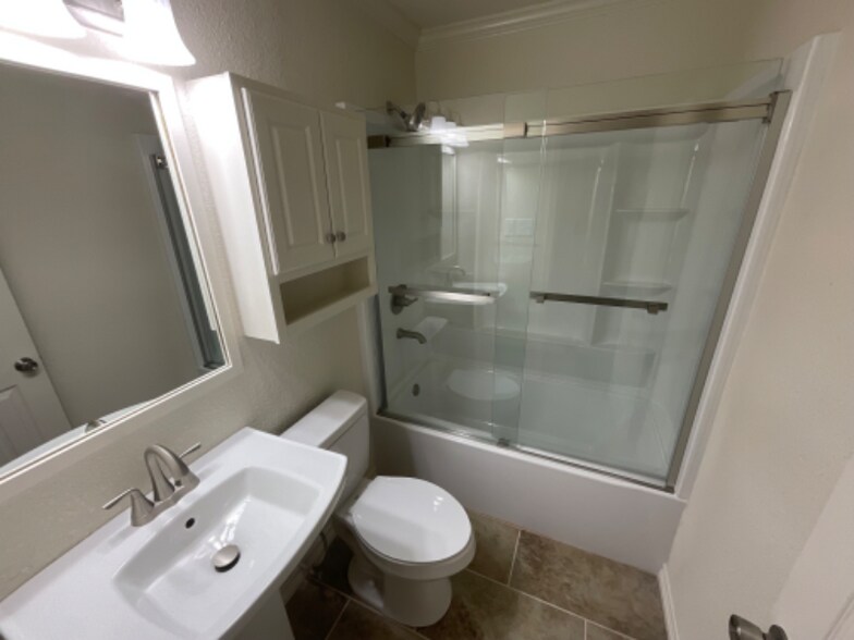 Building Photo - 1007 W Louisa Ave