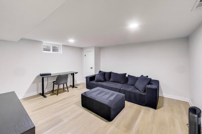 Building Photo - 408 S Maple St