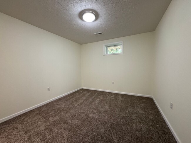Building Photo - Gorgeous 5 Bedroom, 3 Bathroom two Level H...