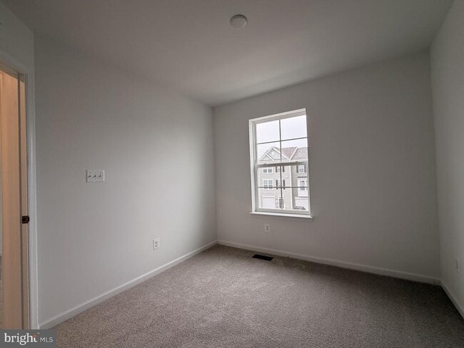 Building Photo - 453 Husky Trl