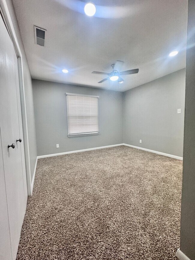 Building Photo - Newly Renovated Woodway Home