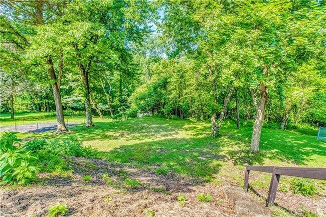 Building Photo - Beautiful 3 Bed / 1.5 Bath with Garage and Large Yard - Available May!!