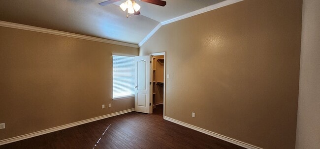 Building Photo - Beautiful 2 Bedroom / 2 Bath Duplex – Off ...
