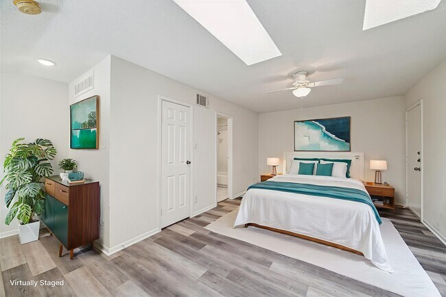 Building Photo - 10855 Meadowglen Ln